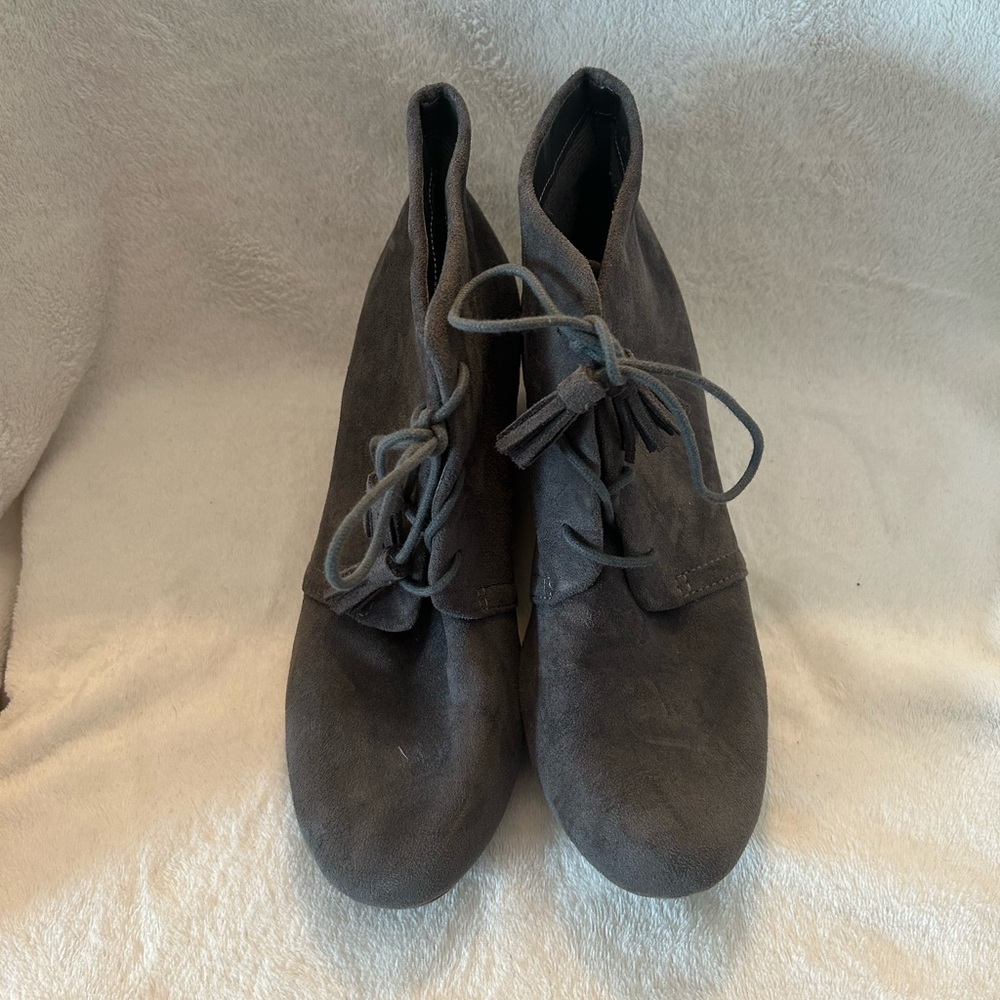 9.5 Dr Scholls wedge boots, grey. Ties in front. 2.5” wedge heels.